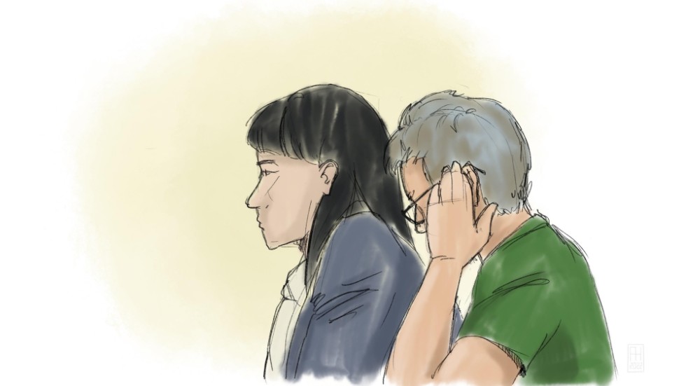 Teckning från häktningsförhandlingen i Stockholms tingsrätt den 25 november på den misstänkte mannen med sin advokat Ulrika Borg.