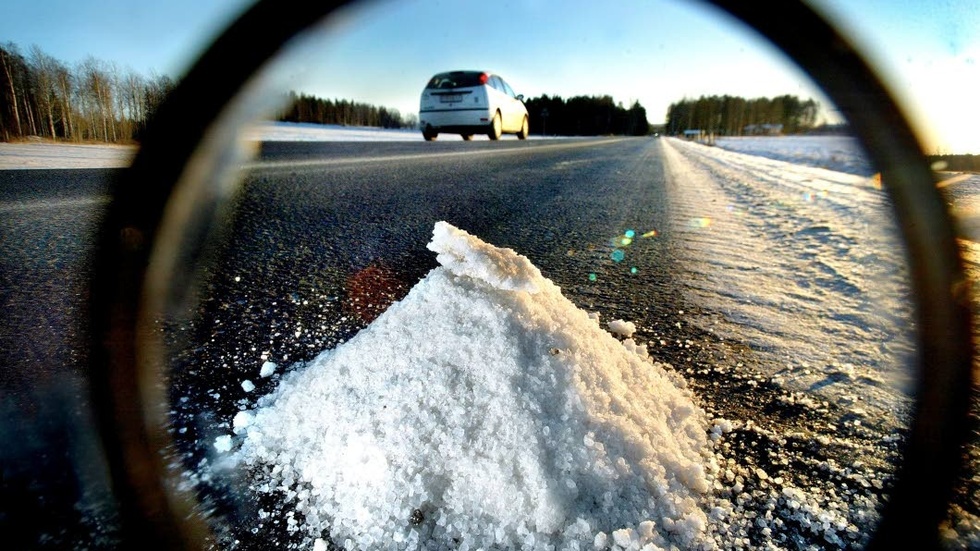Enligt Trafikverket försöker man använda mindre salt då det finns negativa effekter med saltet.