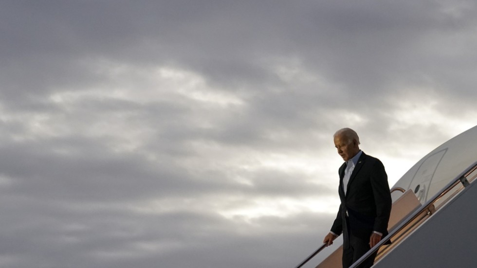 USA:s president Joe Biden kan få det svårare framöver, om Demokraterna tappar makten i kongressen. Här kliver han av Air Force One i de norra delarna av delstaten New York.