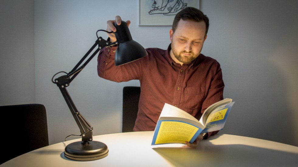 Katrineholms-Kurirens politiska redaktör läser en bok. Då behövs el till läslampan. 
