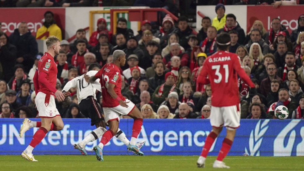 Manchester Uniteds Marcus Rashford, tvåa från vänster, skjuter ledningsmålet i den första ligacupsemifinalen mot Nottingham.