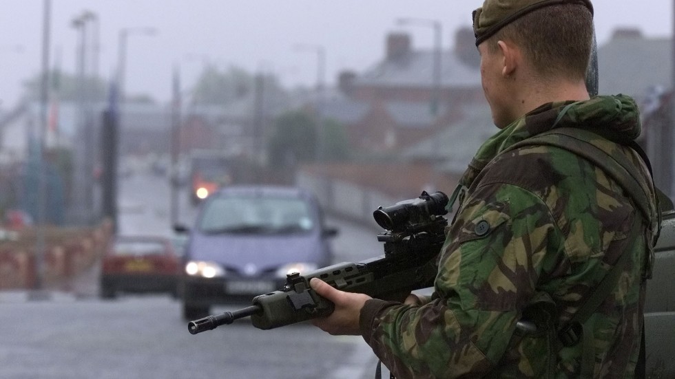 En brittisk soldat står på vakt i Belfast. Soldaten är inte den nu dömde mannen. Arkivbild.