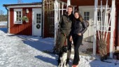 Moa och Emil trivs i sin första egna bostad på landet