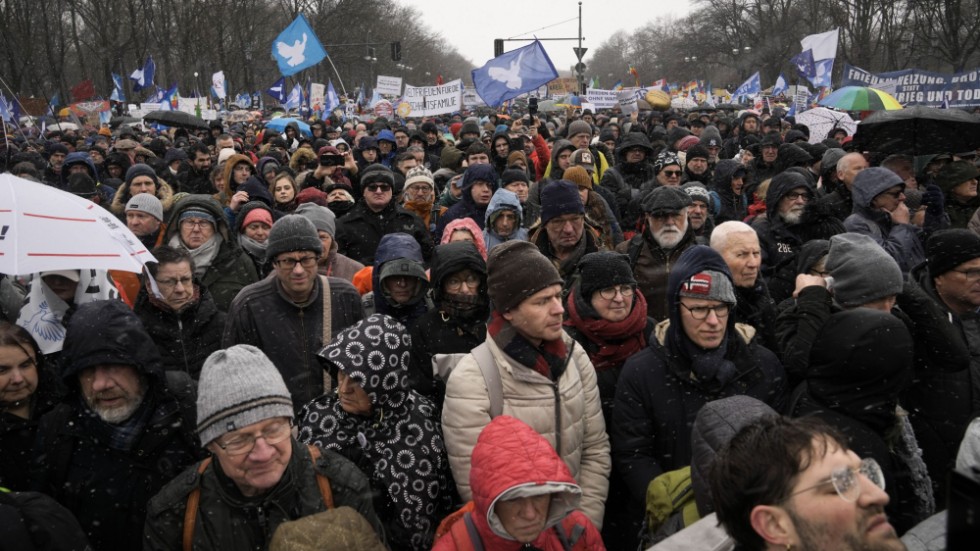 Demonstration i Berlin där man kräver stopp för vapenexport till Ukraina och att förhandlingar inleds med Moskva.