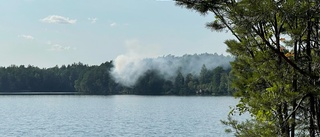 Skogsbrand vid sjö utanför Norrköping