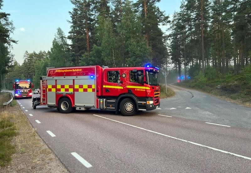 Räddningstjänsten har ryckt ut på ett larm om en gräsbrand på Kungsvägen i Storebro.