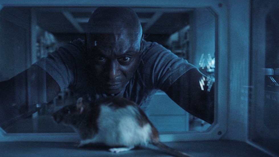 Lance Reddick (känd från "The wire") spelar forskaren Albert Wesker i "Resident Evil". Labbmusen har fått en dos av det zombieframkallande T-viruset och snart ska det säljas till människor. Pressbild.