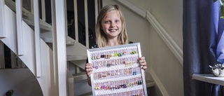 Julia, 9, gör smycken för ME-forskning • "Började för att jag ville hjälpa mamma"