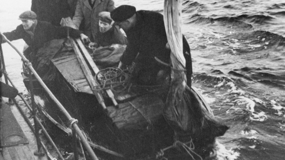 Rysslands anfallskrig i Ukraina väcker starka minnesbilder hos människor som flydde Baltikum på 1940-talet. På bilden syns estniska båtflyktingar som anländer till en hamn på svenska östkusten 1944.