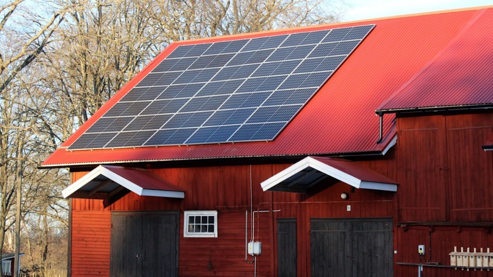 I dagsläget finns bara mindre solcellsanläggningar i Hultsfreds kommun, som här på ett ladugårdstak i Västrahult.
