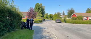 Trafikolycka på Morö Backe – personbil och moped inblandade • En person till sjukhus
