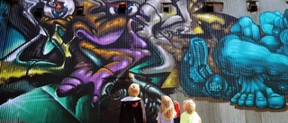 Turister vallfärdar till världens graffitiväggar