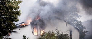 Räddningstjänsten anmäler: Rökdykare var kvar i övertända huset när grävskopa började riva