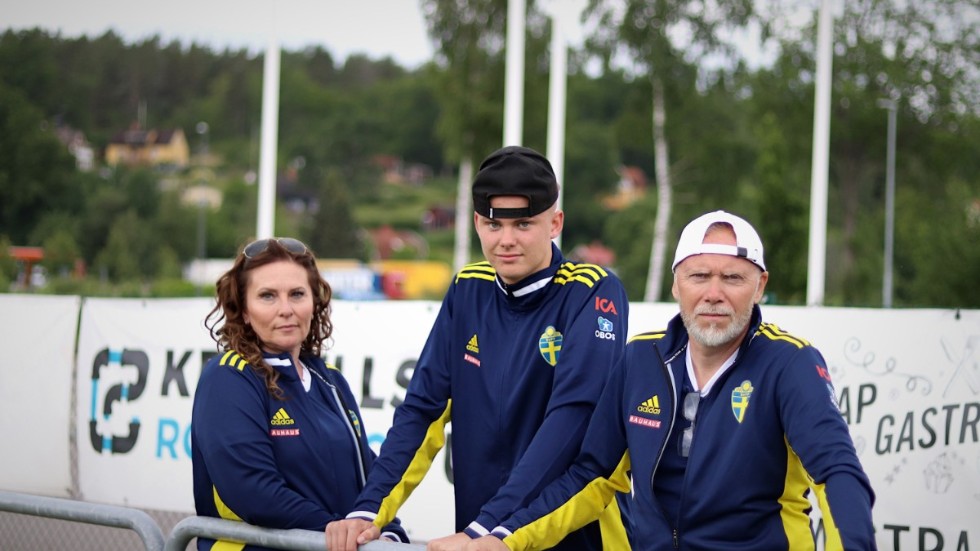 Anne-Louise Johansson, Leo Jackeltoft och Michael Hänström. Rimforsa IF:s fotbollsskola har lockat rekordmånga barn och ungdomar i år.