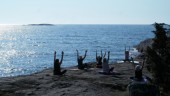 Sommarpremiär för klippyoga på Stora Askö - ”Jag vill dela med mig av yogan till fler"