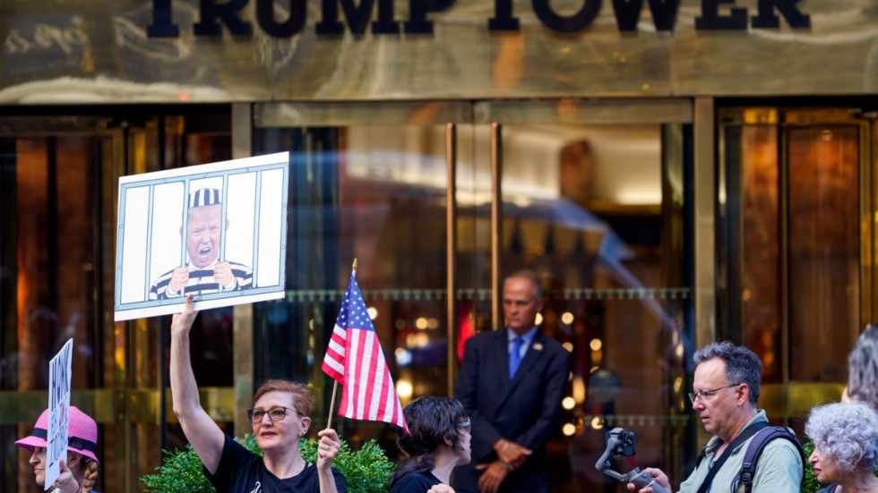 Demonstranter utanför Trump Tower i New York.