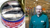 Surströmmingsbrist hotar – butikshyllorna i Eskilstuna gapar tomma: "Många samtal från folk som jagar burkarna"