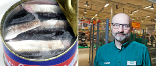 Surströmmingsbrist hotar – butikshyllorna i Eskilstuna gapar tomma: "Många samtal från folk som jagar burkarna"