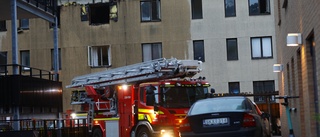 Kraftig brand i flerfamiljshus i Halmstad