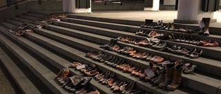 Mängder av skor i manifestation mot kvinnovåld