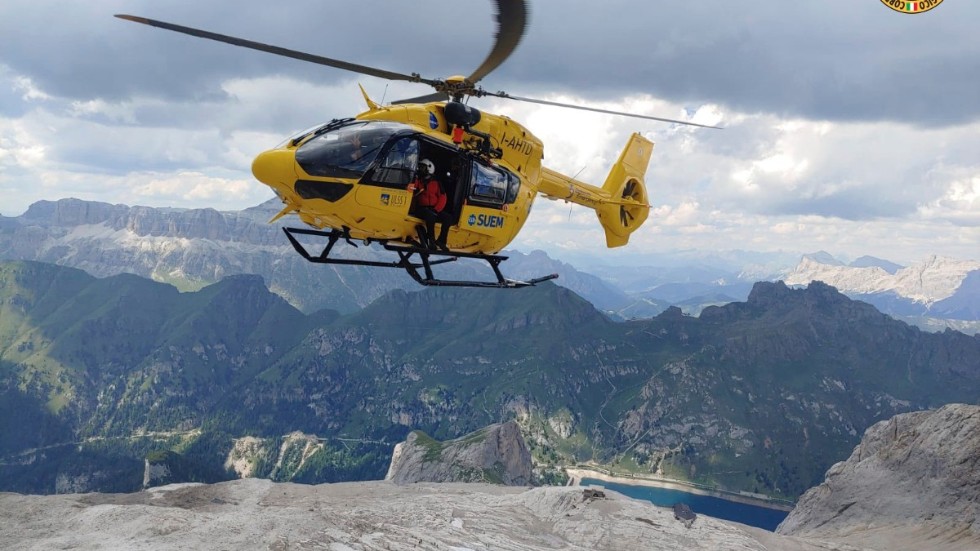 En räddningshelikopter i arbete över Marmolada.