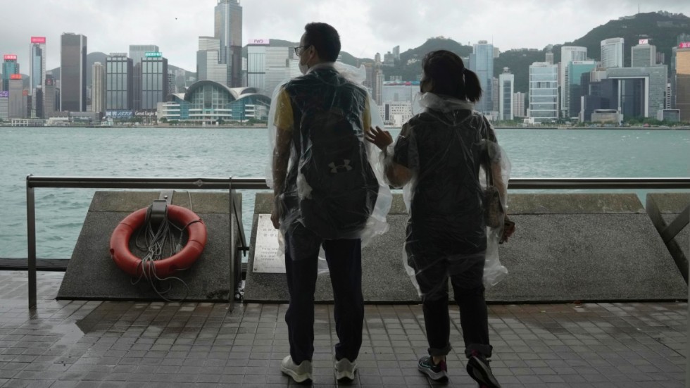 Tyfonen Chaba drar just nu över Hongkong med skyfall och höga vindar.