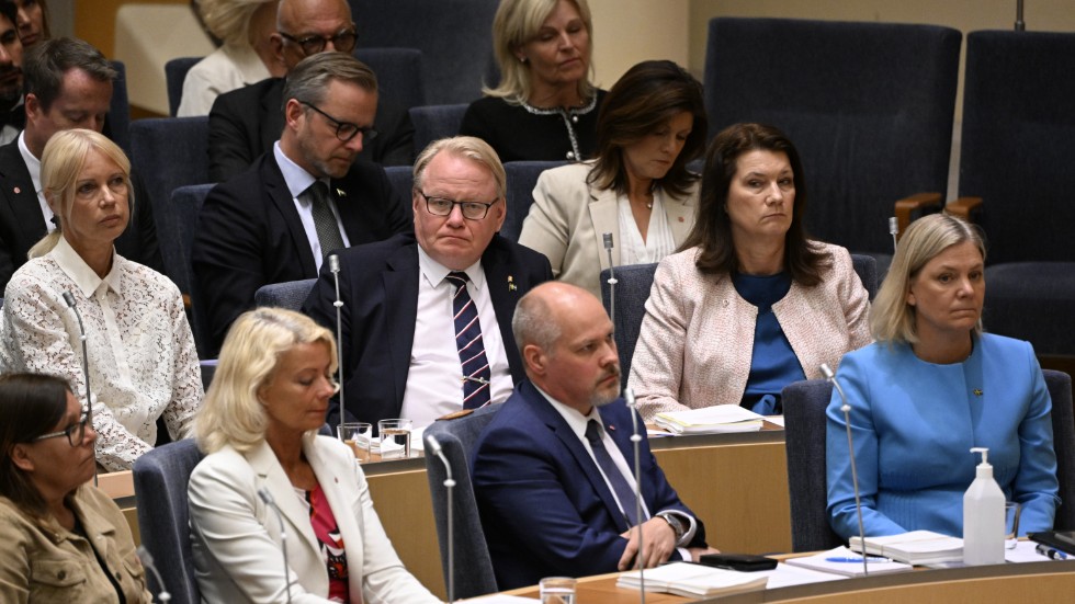 Inrikes- och justitieminister Morgan Johansson, statsminister Magdalena Andersson, utrikesminister Ann Linde, försvarsminister Peter Hultqvist, finansminister Mikael Damberg med flera under misstroendeomröstning i riksdagen.