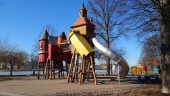 Kommunen bygger stora lekplatser och stänger de små