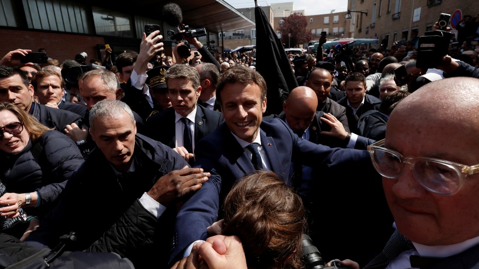 Emmanuel Macron besökte en marknad på ett torg i Cergy nordväst om Paris på onsdagen.