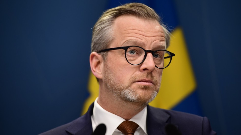 Införandet av avfallsförbränningsskatten ledde till bromsade investeringar i värmekraftverken, enligt finansminister Mikael Damberg (S).