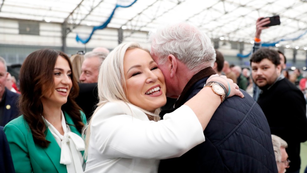 Segerkram till nationalistpartiet Sinn Féins biträdande partiledare Michelle O'Neill efter rösträknandet i Nordirlands regionalval.