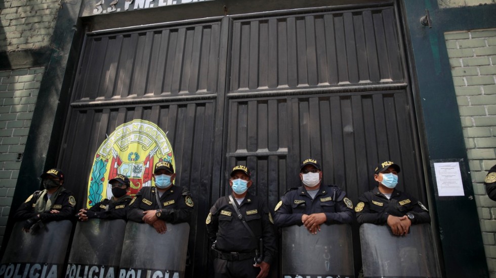 Fängelset där den 83-årige ex-presidenten sitter inspärrad, här vaktad av kravallpolis i slutet av mars.