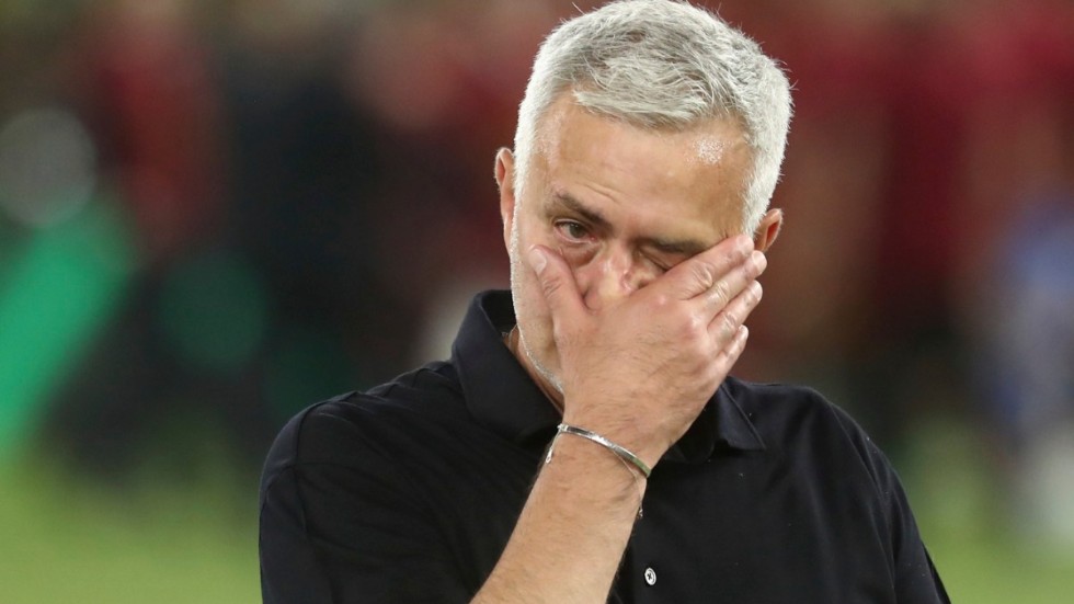 Romas tränare José Mourinho kunde inte hålla tårarna borta efter segern.