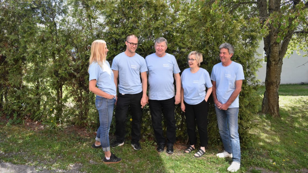 Representanter från föreningen Leva och bo i Rimforsa berättar om familjedagen som arrangeras på lördag. På bilden syns Malin Jonasson, Joakim Thörnberg, Weine Gunnarsson, Mona Damm och Roger Nilsson.