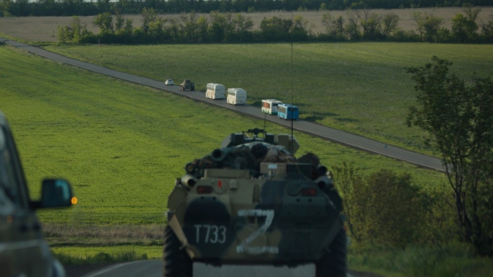 Bussar med ukrainska soldater som evakuerats från Azovstal fördes bort på måndagen, kontrollerade av ryska styrkor.