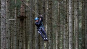 Zipline genom Ombergs boksskog är en riktig adrenalinhöjare • Teståkaren Theo: "Betyget blir fem av fem möjliga"
