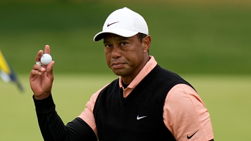 Tiger Woods plågas av värk i sitt högerben efter den svåra bilolyckan i februari i fjol. Här vinkar han till publiken efter den tredje rundan i PGA-mästerskapen i Tulsa i den amerikanska delstaten Oklahoma.