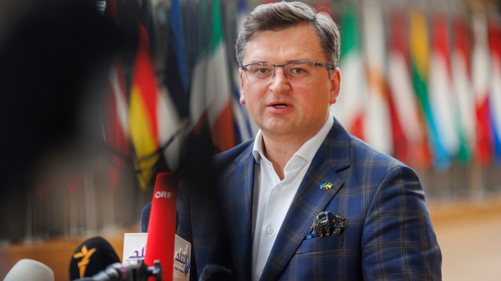 Ukrainas utrikesminister Dmytro Kuleba på väg in till måndagens EU-möte i Bryssel.