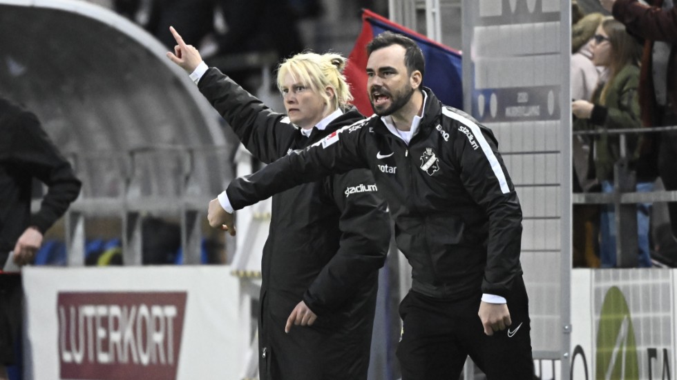 AIK:s tränarduo Maiju Ruotsalainen och Scott Swainston får lämna klubben tillsammans med sportchefen Anne Mäkinen. Arkivbild.