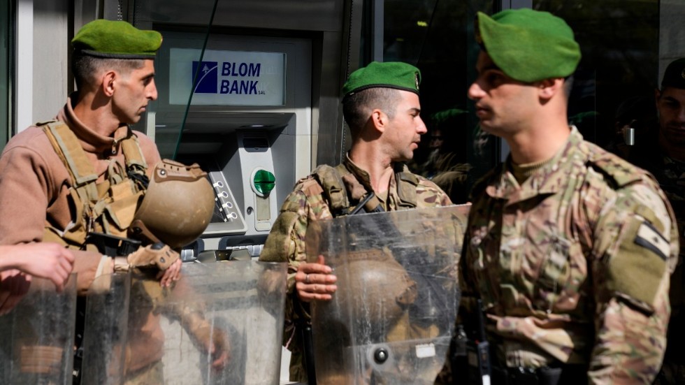 Militären har behövt vakta bankerna, sedan upplopp brutit ut när befolkningen på grund av den ekonomiska krisen inte tillåtits ta ut sina egna pengar. Bild från februari 2022.