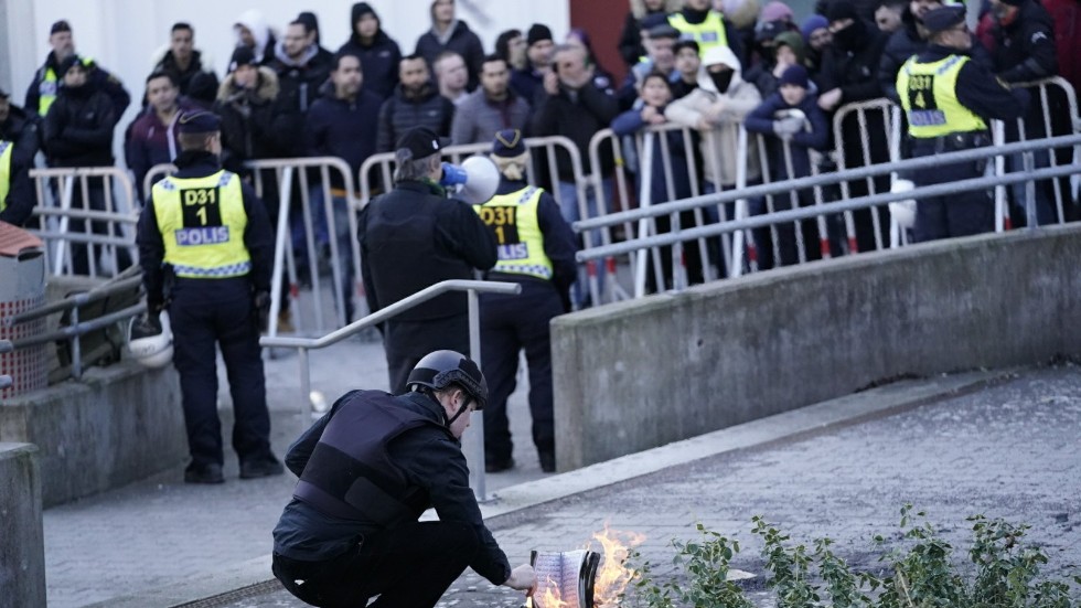 Poliser närvarar när Rasmus Paludan, partiordförande för högerextrema partiet Stram Kurs demonstrerar på Frölunda torg. Paludan bränner en koran.