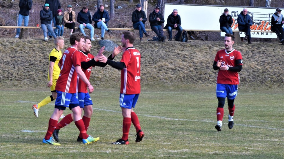 Djursdala SK vann premiären i division fyra med 2-1. Här klappas Markus Ahl om efter sitt 1-0-mål.