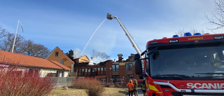 Branden i Stallarholmen flammade upp igen – stor rasrisk: "Jobbar på lugnt och metodiskt"