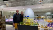 Mystiskt ägg på Gatstuberg har fått "kompisar" i matbutik – i välgörenhetskampanj för Ukraina