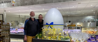 Mystiskt ägg på Gatstuberg har fått "kompisar" i matbutik – i välgörenhetskampanj för Ukraina
