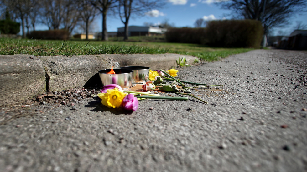 Blommor vid brottsplatsen dagen efter mordet på en högstadieelev i Navestad. 