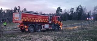 Här bärgas brandbilen – fastnade under släckningsarbetet