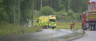 Bil körde in i en bro i Linköping – kontrollerades av ambulans