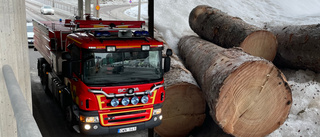 Timmerbil tappade last på E4 inne i Skellefteå