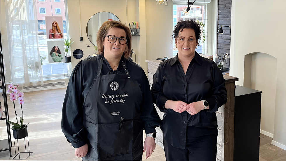 Maria Hermansson och Sandra Karlqvist driver den nya frisörsalongen Hårkompaniet tillsammans.